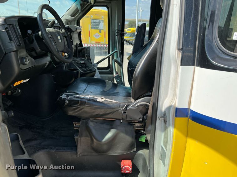 image for item LF9354 2017 Chevrolet Express G4500  shuttle bus