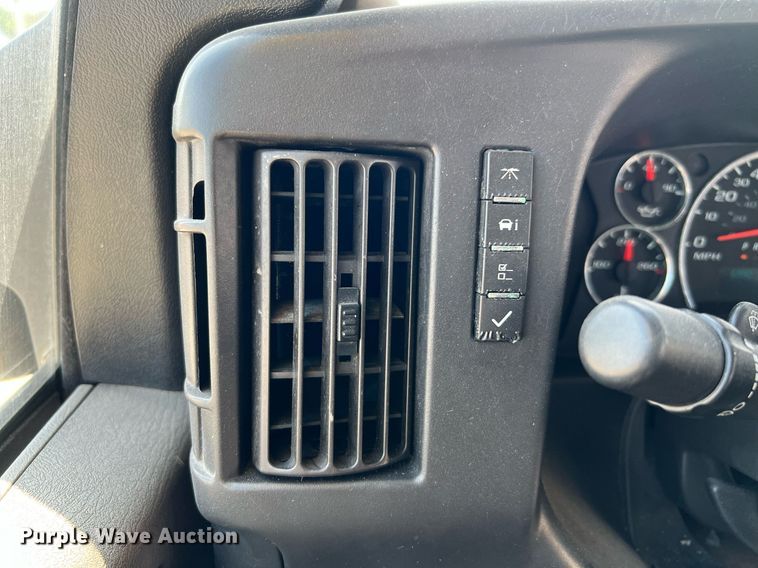 image for item LF9354 2017 Chevrolet Express G4500  shuttle bus