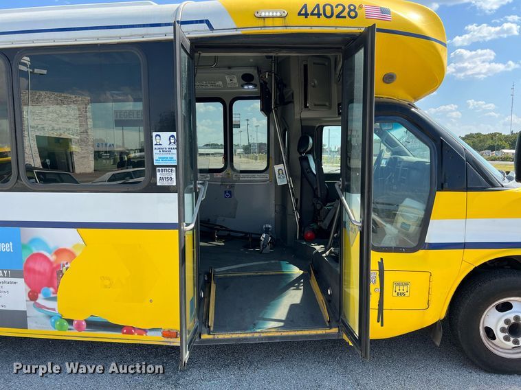 image for item LF9354 2017 Chevrolet Express G4500  shuttle bus