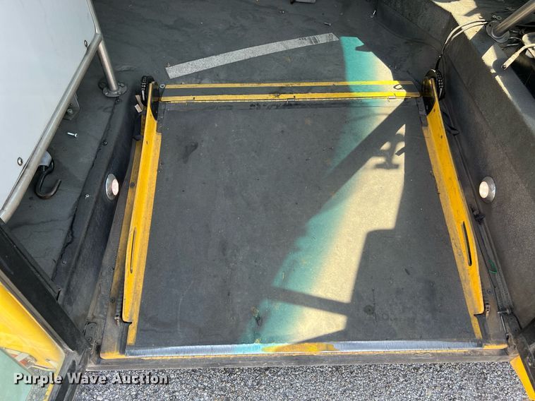 image for item LF9354 2017 Chevrolet Express G4500  shuttle bus