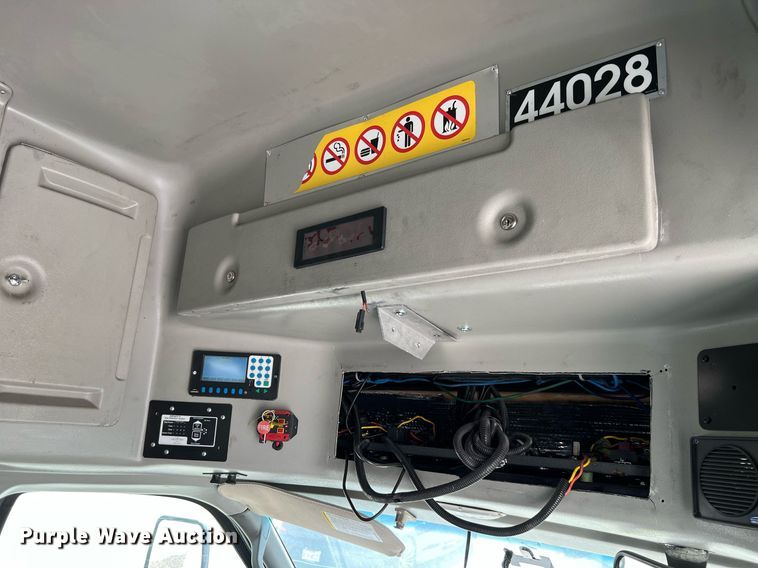 image for item LF9354 2017 Chevrolet Express G4500  shuttle bus