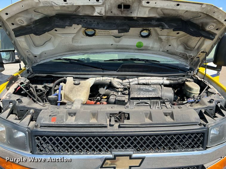 image for item LF9354 2017 Chevrolet Express G4500  shuttle bus