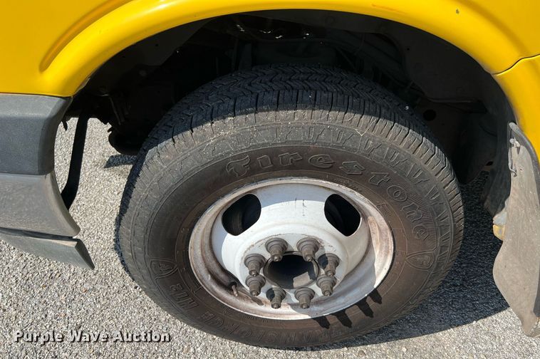 image for item LF9354 2017 Chevrolet Express G4500  shuttle bus