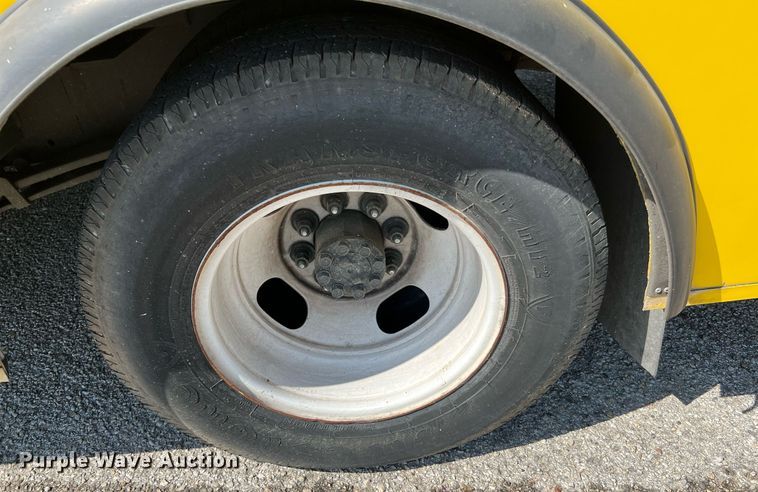 image for item LF9354 2017 Chevrolet Express G4500  shuttle bus