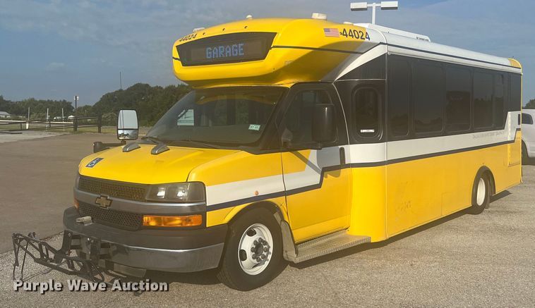image for item LF9355 2016 Chevrolet Express G4500  shuttle bus