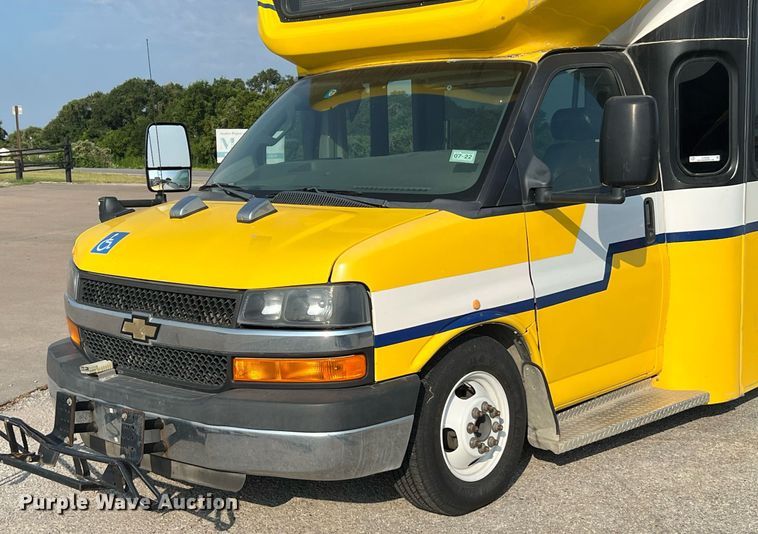 image for item LF9355 2016 Chevrolet Express G4500  shuttle bus