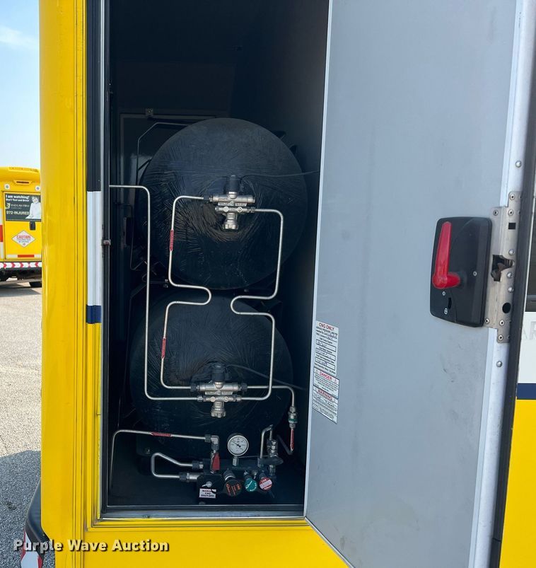 image for item LF9355 2016 Chevrolet Express G4500  shuttle bus