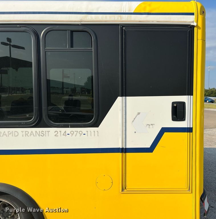 image for item LF9355 2016 Chevrolet Express G4500  shuttle bus