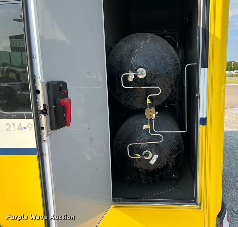 image for item LF9355 2016 Chevrolet Express G4500  shuttle bus