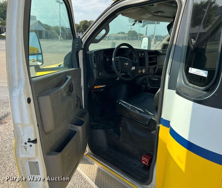 image for item LF9355 2016 Chevrolet Express G4500  shuttle bus