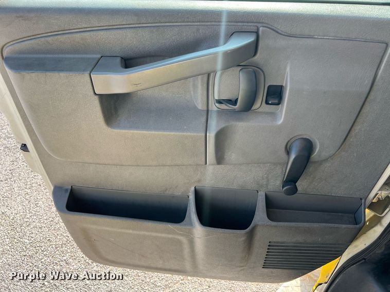 image for item LF9355 2016 Chevrolet Express G4500  shuttle bus