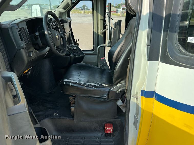 image for item LF9355 2016 Chevrolet Express G4500  shuttle bus