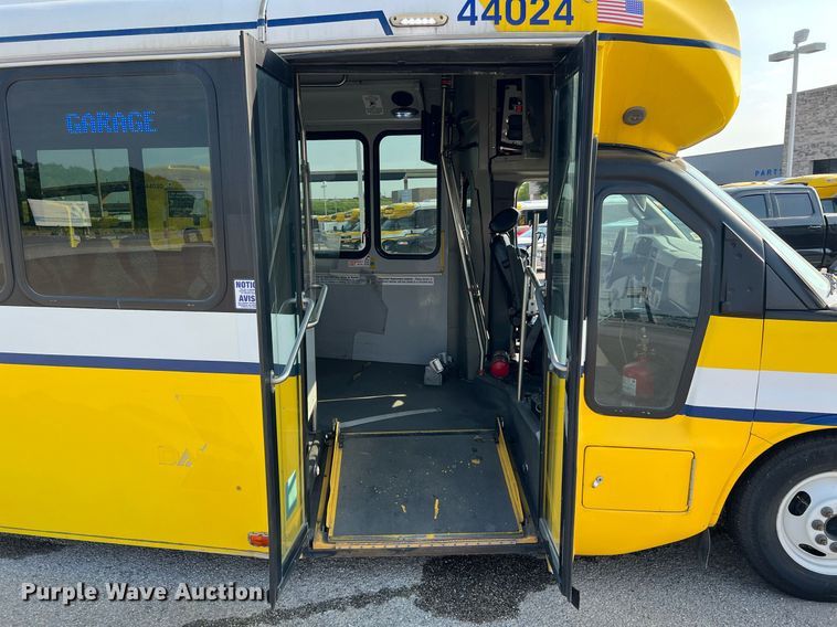 image for item LF9355 2016 Chevrolet Express G4500  shuttle bus