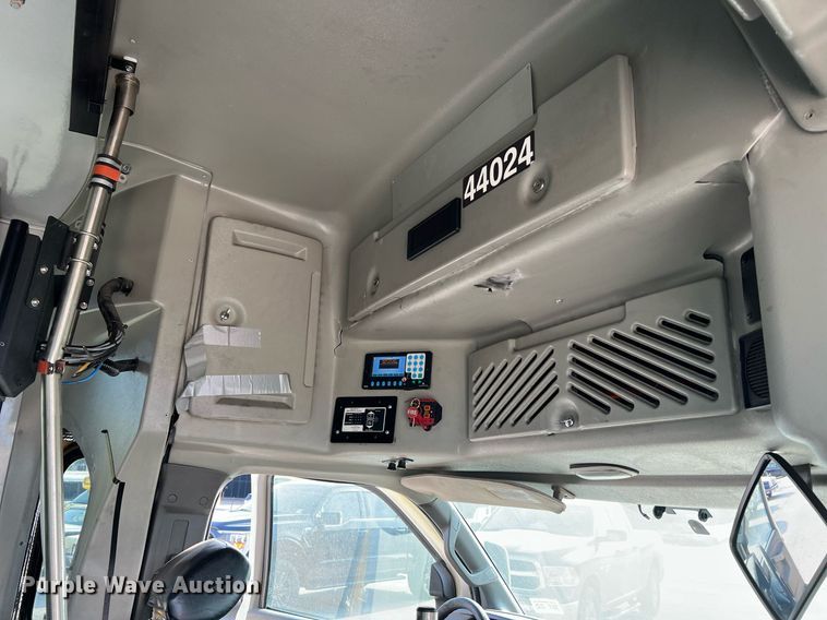 image for item LF9355 2016 Chevrolet Express G4500  shuttle bus