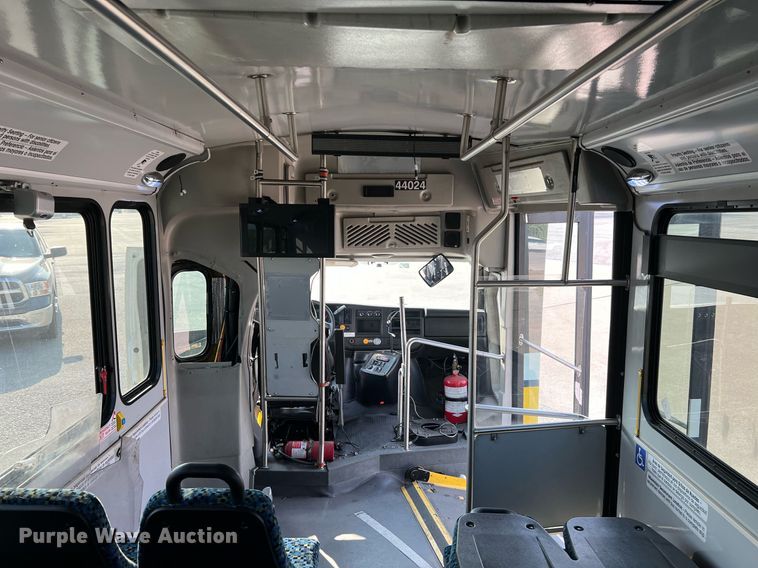 image for item LF9355 2016 Chevrolet Express G4500  shuttle bus