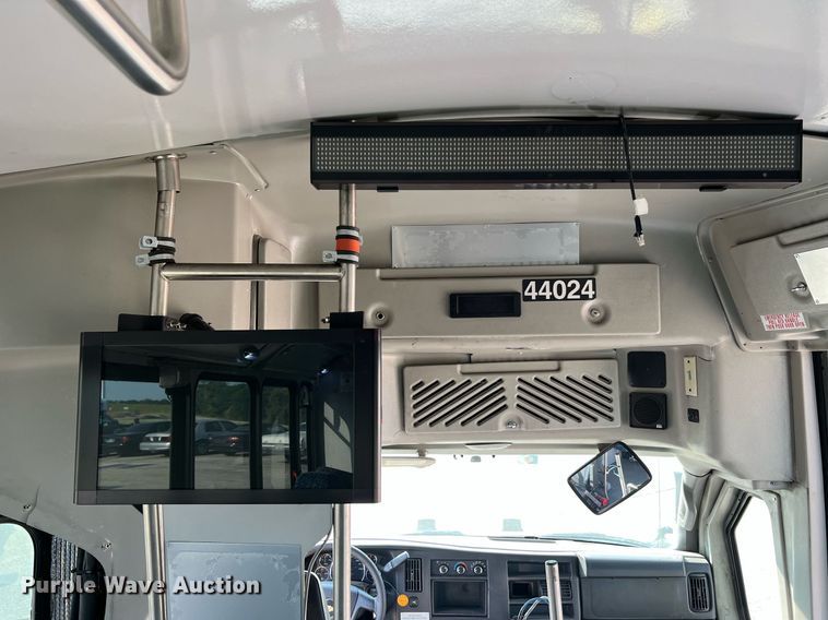 image for item LF9355 2016 Chevrolet Express G4500  shuttle bus