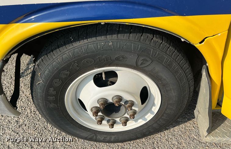 image for item LF9355 2016 Chevrolet Express G4500  shuttle bus