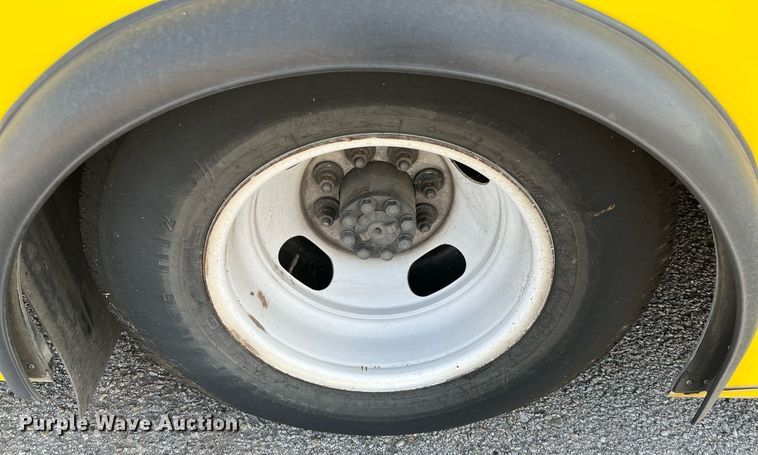 image for item LF9355 2016 Chevrolet Express G4500  shuttle bus