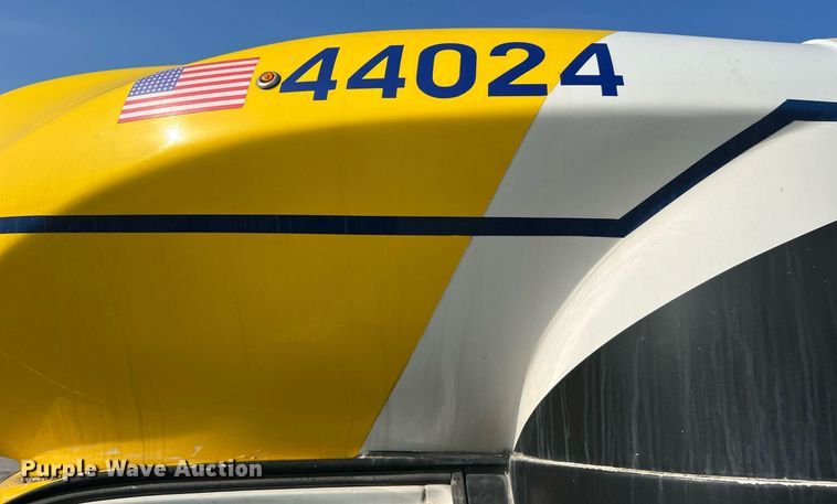 image for item LF9355 2016 Chevrolet Express G4500  shuttle bus