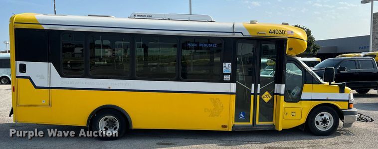 image for item LF9356 2017 Chevrolet Express G4500  shuttle bus