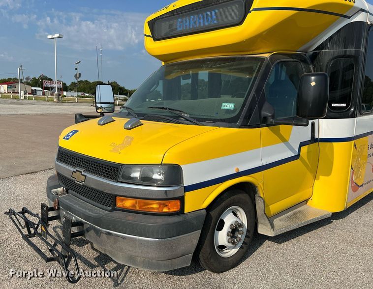 image for item LF9356 2017 Chevrolet Express G4500  shuttle bus
