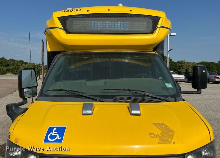 image for item LF9356 2017 Chevrolet Express G4500  shuttle bus