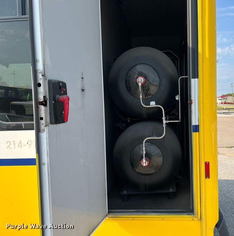 image for item LF9356 2017 Chevrolet Express G4500  shuttle bus