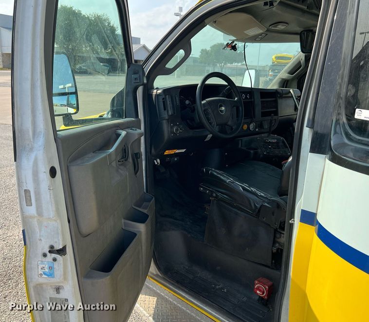 image for item LF9356 2017 Chevrolet Express G4500  shuttle bus