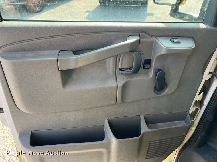 image for item LF9356 2017 Chevrolet Express G4500  shuttle bus