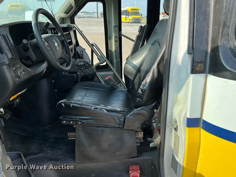 image for item LF9356 2017 Chevrolet Express G4500  shuttle bus