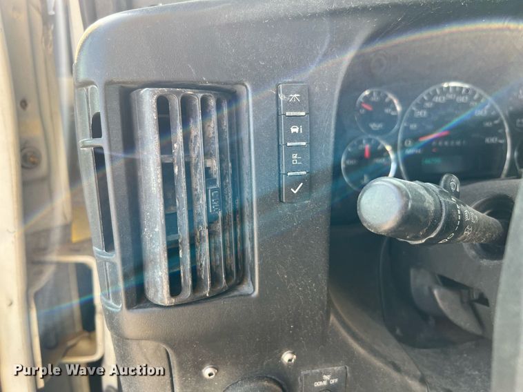 image for item LF9356 2017 Chevrolet Express G4500  shuttle bus