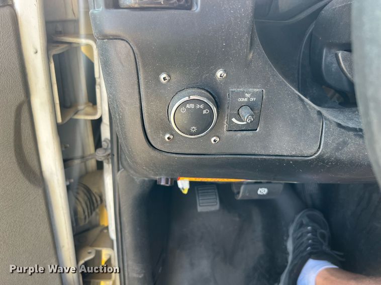 image for item LF9356 2017 Chevrolet Express G4500  shuttle bus