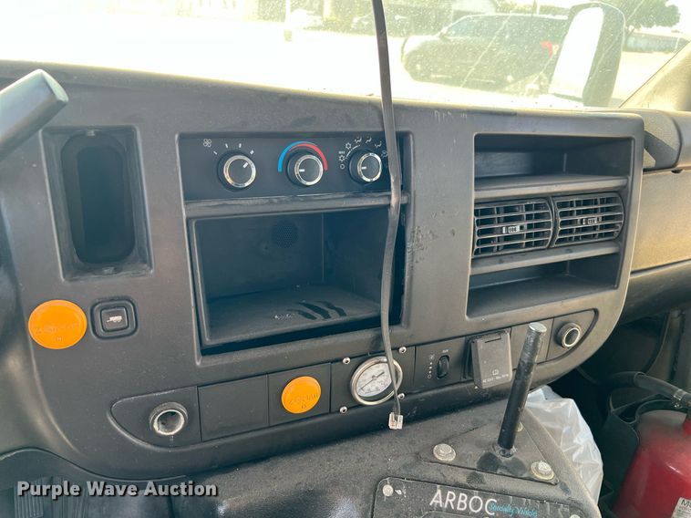 image for item LF9356 2017 Chevrolet Express G4500  shuttle bus