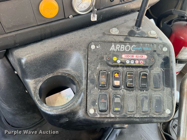 image for item LF9356 2017 Chevrolet Express G4500  shuttle bus