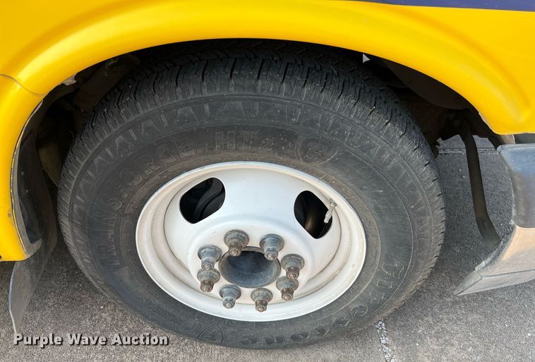 image for item LF9356 2017 Chevrolet Express G4500  shuttle bus