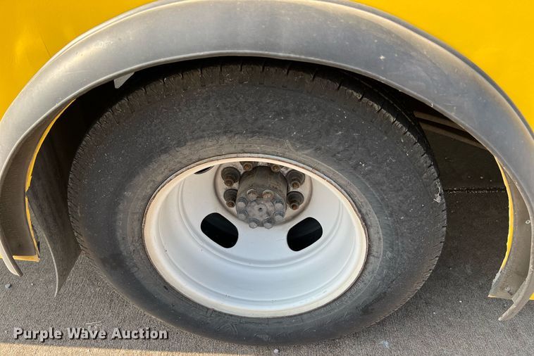 image for item LF9356 2017 Chevrolet Express G4500  shuttle bus