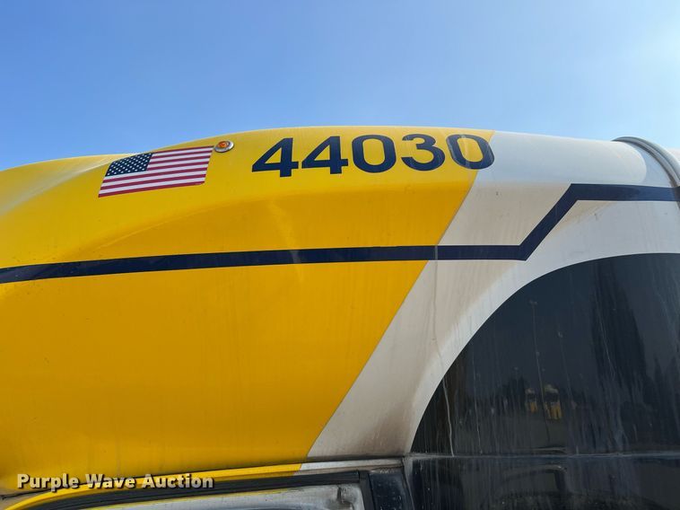 image for item LF9356 2017 Chevrolet Express G4500  shuttle bus