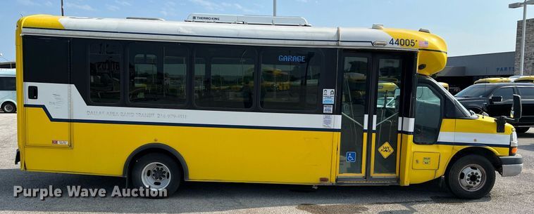 image for item LF9357 2016 Chevrolet Express G4500  shuttle bus