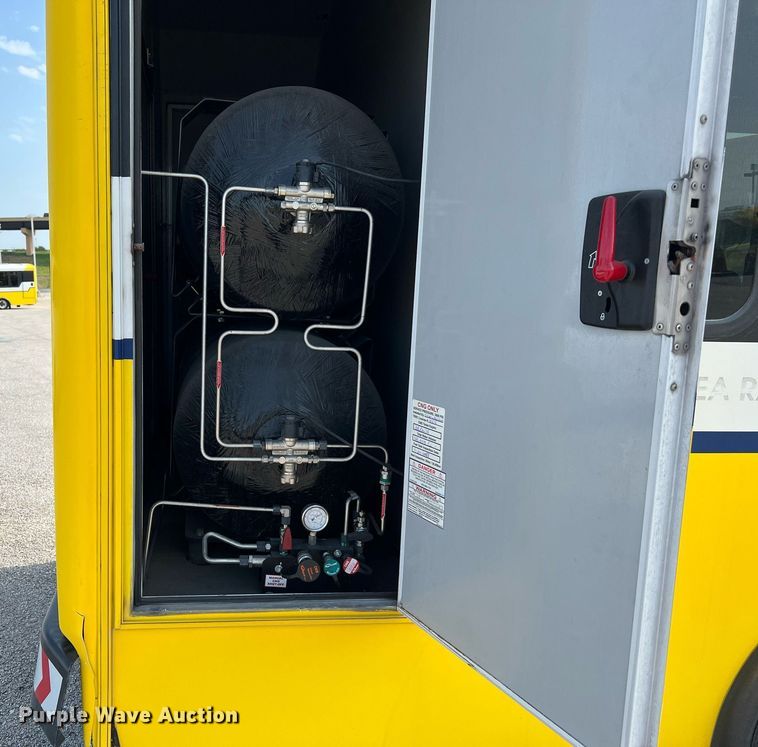 image for item LF9357 2016 Chevrolet Express G4500  shuttle bus