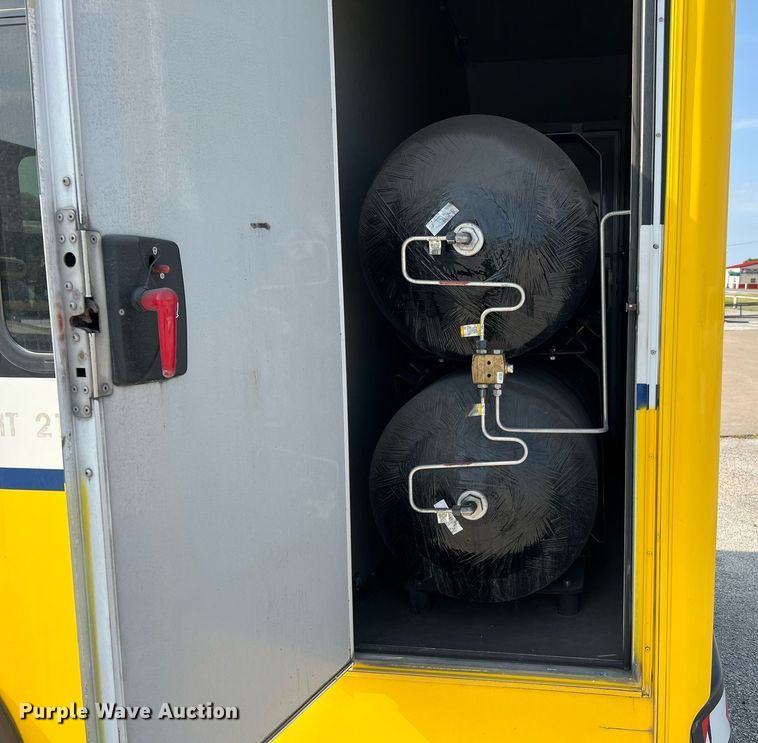 image for item LF9357 2016 Chevrolet Express G4500  shuttle bus