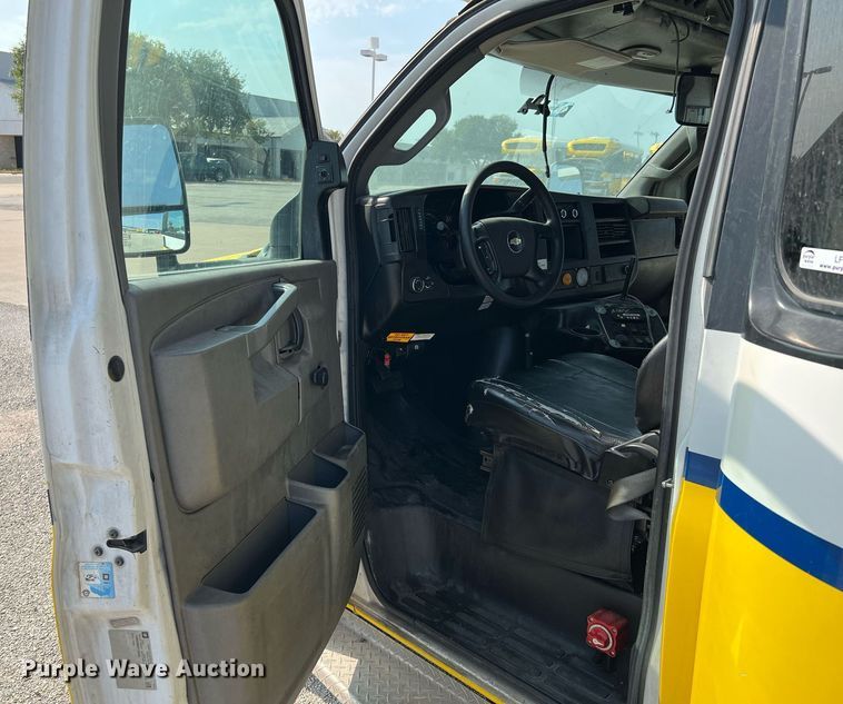 image for item LF9357 2016 Chevrolet Express G4500  shuttle bus