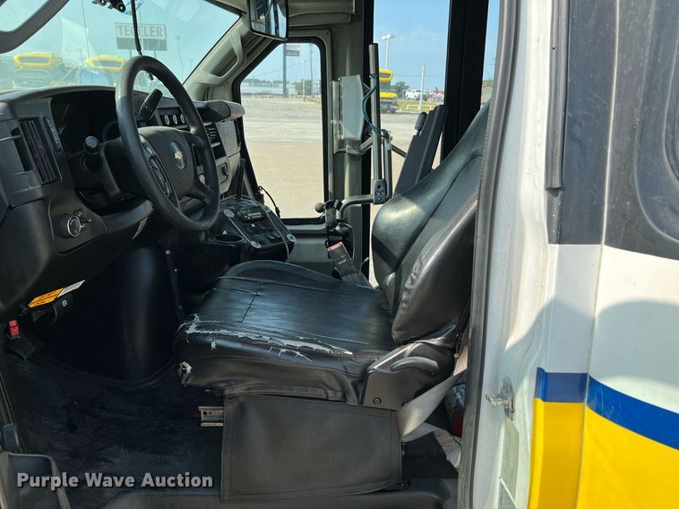 image for item LF9357 2016 Chevrolet Express G4500  shuttle bus