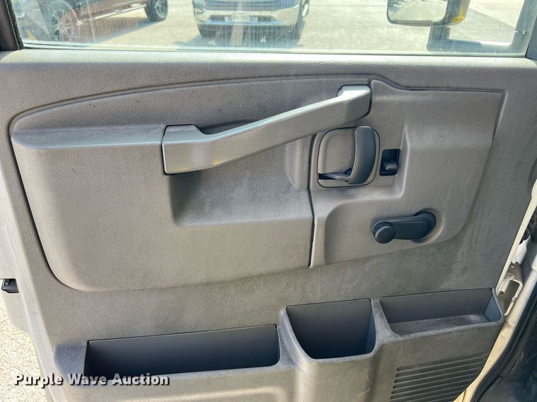 image for item LF9357 2016 Chevrolet Express G4500  shuttle bus