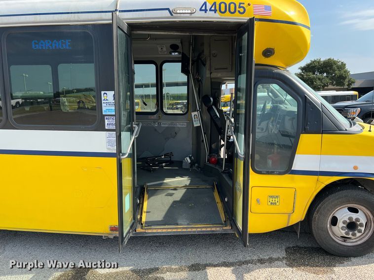 image for item LF9357 2016 Chevrolet Express G4500  shuttle bus