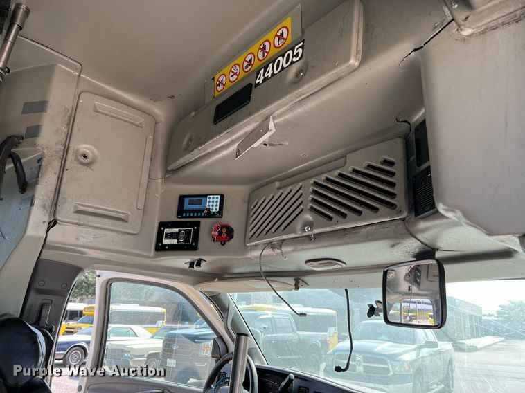 image for item LF9357 2016 Chevrolet Express G4500  shuttle bus