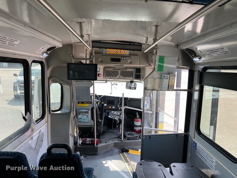 image for item LF9357 2016 Chevrolet Express G4500  shuttle bus