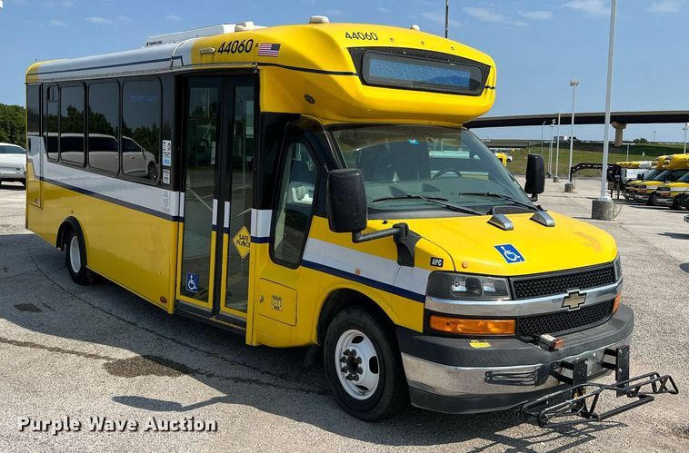 image for item LF9358 2017 Chevrolet Express G4500  shuttle bus