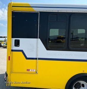 image for item LF9358 2017 Chevrolet Express G4500  shuttle bus