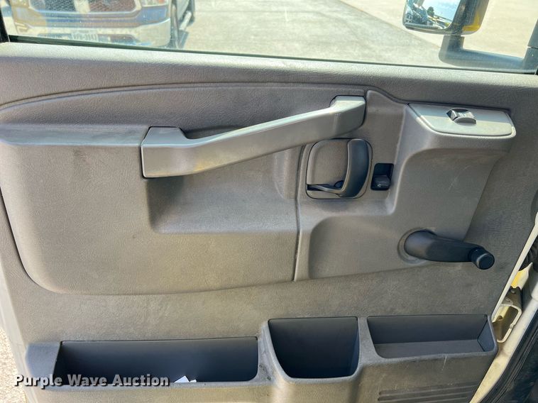 image for item LF9358 2017 Chevrolet Express G4500  shuttle bus