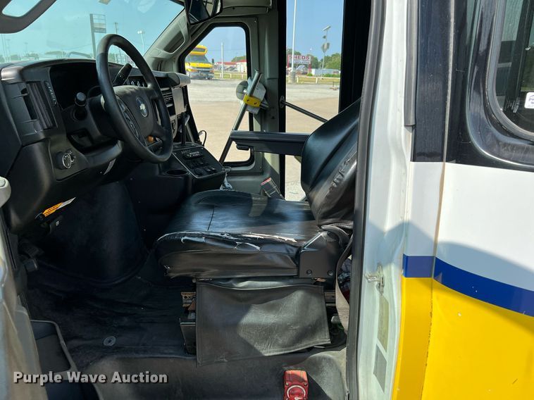 image for item LF9358 2017 Chevrolet Express G4500  shuttle bus